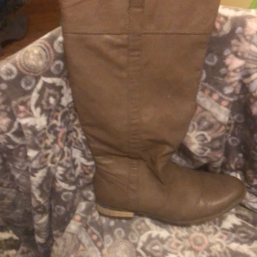 Boots - Picture 3 of 4